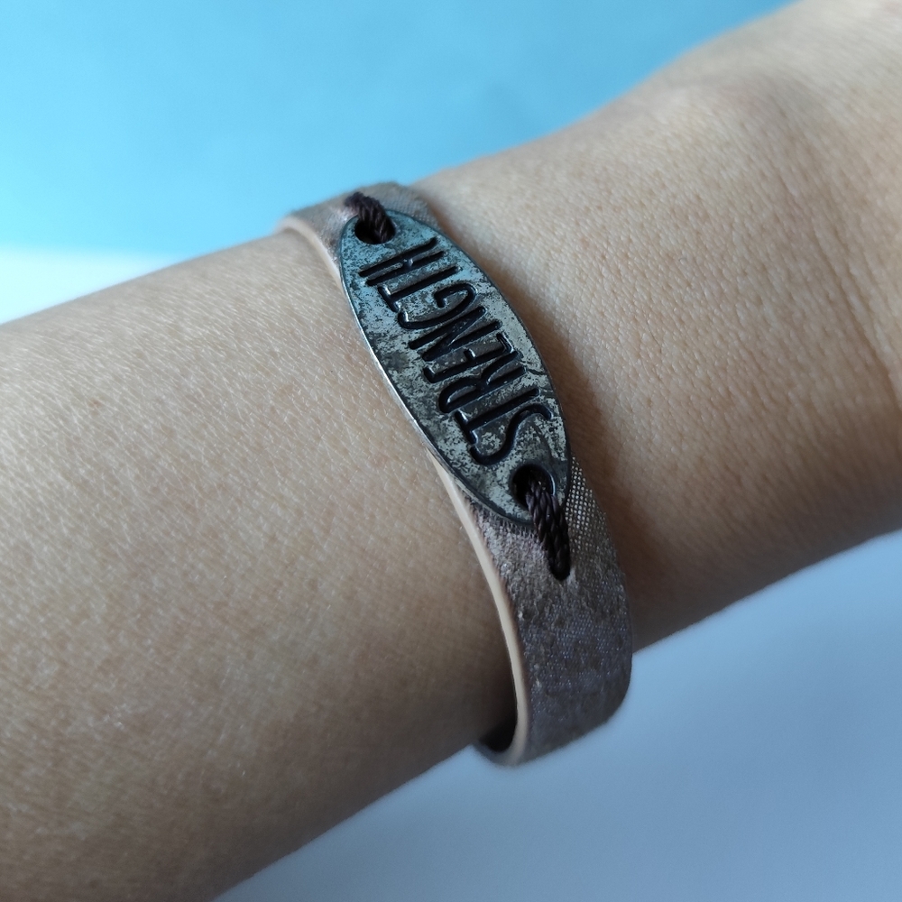 3/$20💗Good Works "STRENGTH" Message Bracelet